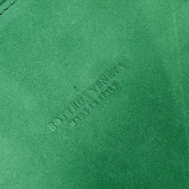 Batch 1860 BottegaVeneta# 🧷Early autumn SLIP tote handbag, the oversized woven design really makes it a huge gap from ordinary tote bags 🔗🔗The interior is matched with a leather system ⛓Daniel Lee leads the brand gene to continue to evolve with fresh inspiration🧬🧬 Showing the balance between luxury and reality👉Wild green Size: 36*24*12【9892#】